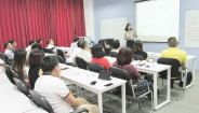Lớp Thạc sĩ MBA nghiên cứu Quản trị doanh nghiệp cùng TS. Nguyễn Thị Việt Hà